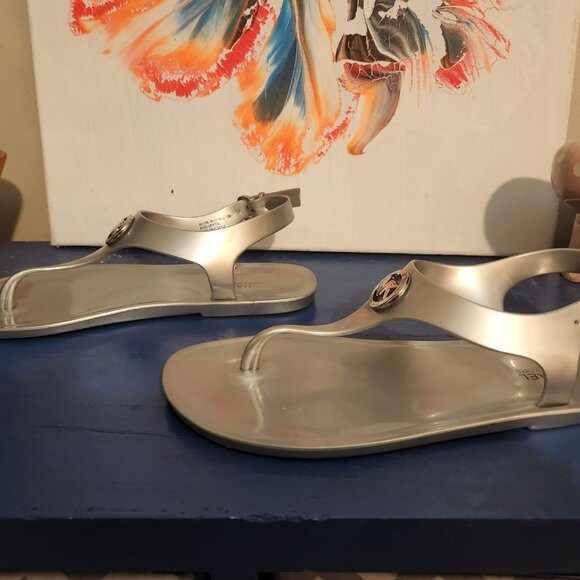 Wmn 6M MICHAEL KORS silver|gray pvc  jelly flat thong ankle strap|buckle sandal - Picture 6 of 9